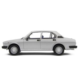 Alfa Romeo Alfetta 2.0 L 1978 Grigio Chiaro Met. Laudoracing 1:18 Resinemodell (Türen, Motorhaube... nicht zu öffnen!)